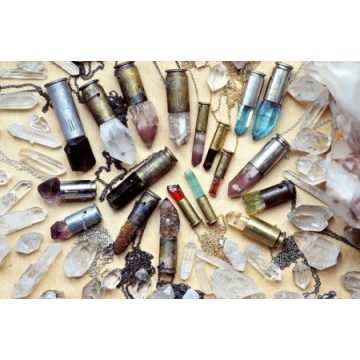 Csúcsos, kristály pálca medálok 