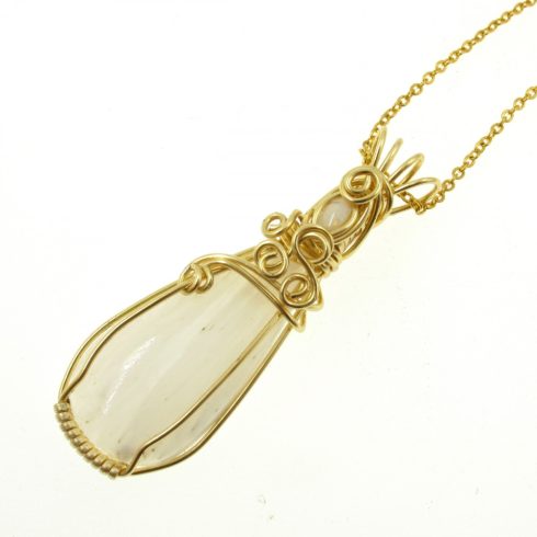 Egyedi Skolecit medál opál drágakővel