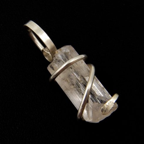 Egyedi danburit medál