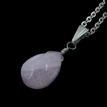 Kunzit csepp medál orvosi acél nyakláncon
