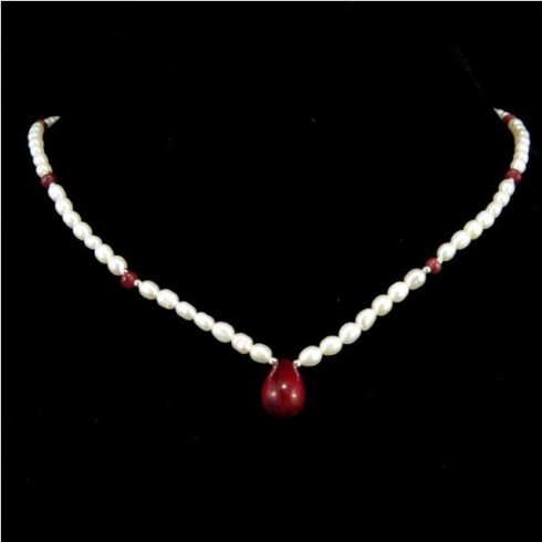 Rubin köves tenyésztett gyöngy nyaklánc, rubin csepp medálkával