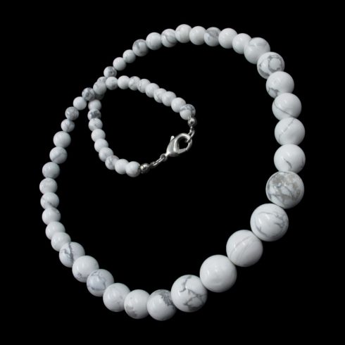 Növekvő gyöngyös howlit  nyaklánc 