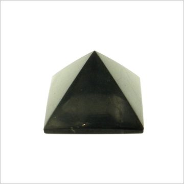 Shungit / Sungit  piramis 8cm