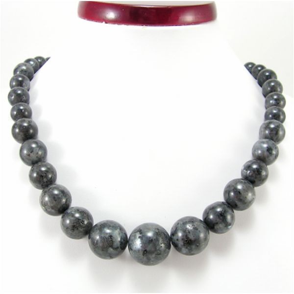 Image of Növekvő gyöngyös larvikit nyaklánc